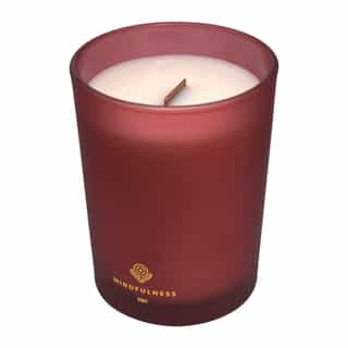 bordowa świeca sojowa z drewnianym knotem do relaksu i medytacji