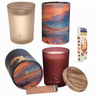 Zestaw świec sojowych Mindfulness z zapałkami Wołoszyn. Szklane słoiki. Kremowa, burgondowa. Drewniany knot. Złote logo. Kolorowe opakowanie na prezent.